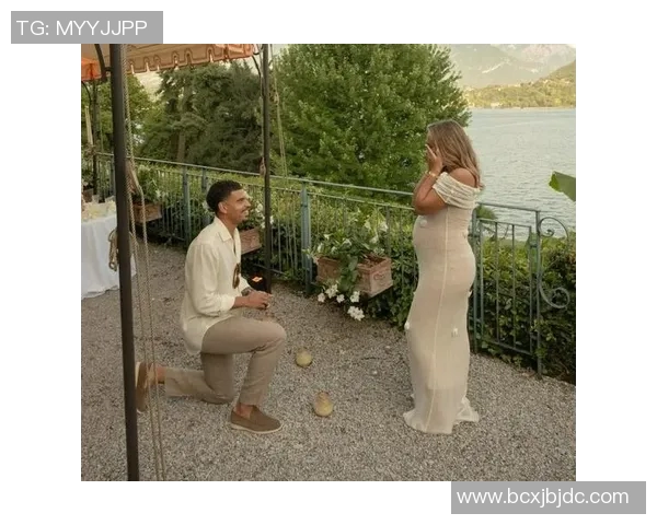 足球场上浪漫求婚瞬间 球星亲自下跪向女友求婚 感动全场观众